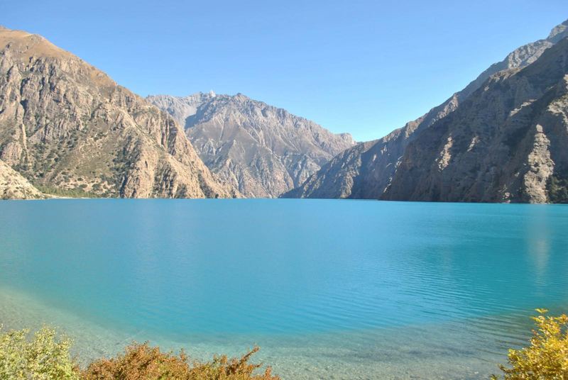 A turquoise mountain lake